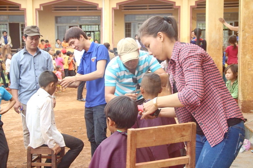 Các thành viên CLB tổ chức cắt tóc miễn phí cho các em thiếu nhi nghèo vùng sâu vùng xa